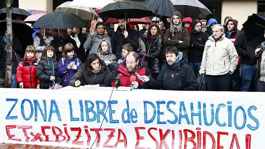 Representantes de la nueva plataforma vecinal del barrio de la Chantrea, en una rueda de prensa contra los desahucios.