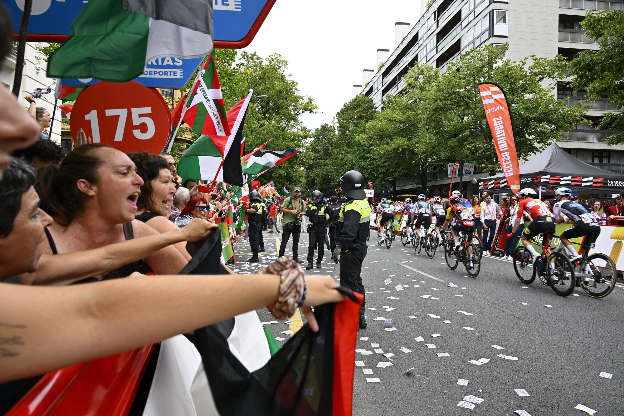 En imágenes: protesta contra el Israel al paso de la La Vuelta por Bilbao