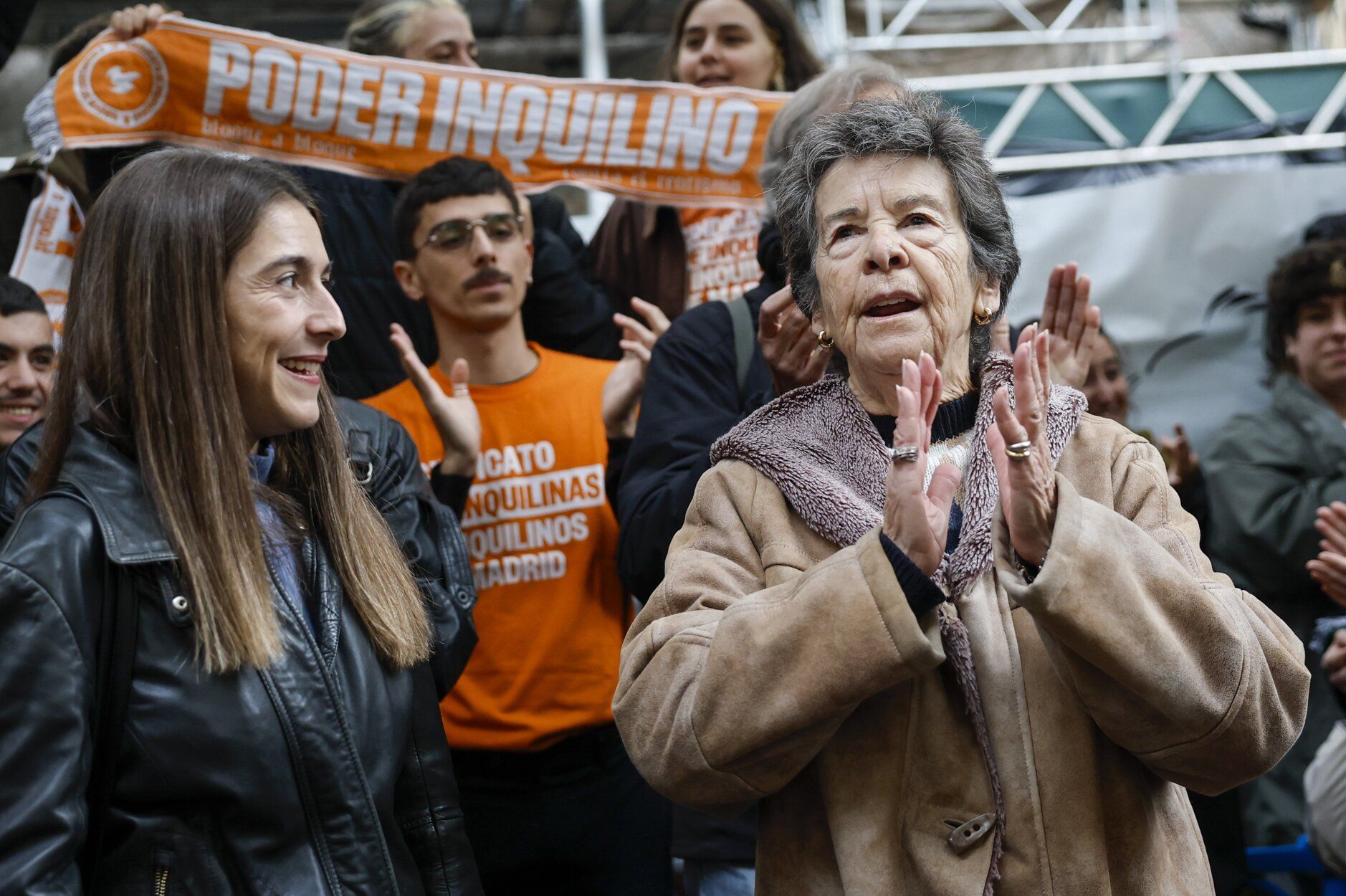 Mari Carmen, de 87 años, logra frenar su desahucio