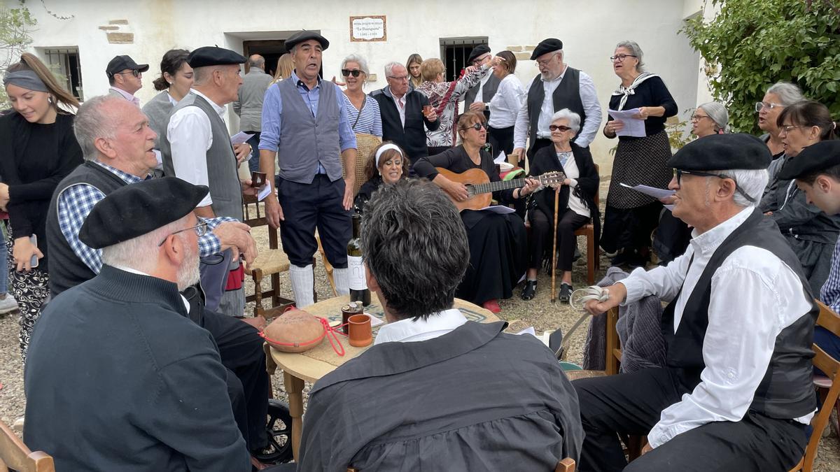 Cánticos tradicionales, el año pasado en una de las cuevas lodosanas.
