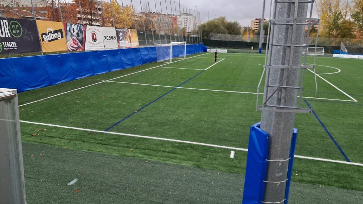El campo de fútbol de Sarriguren, con vallas y farolas recubiertas para minimizar el riesgo de un golpe con ellas.