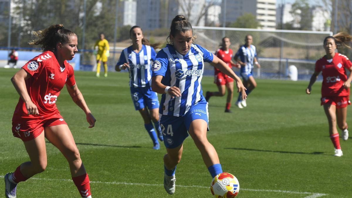 Merche controla el balón durante un momento del choque