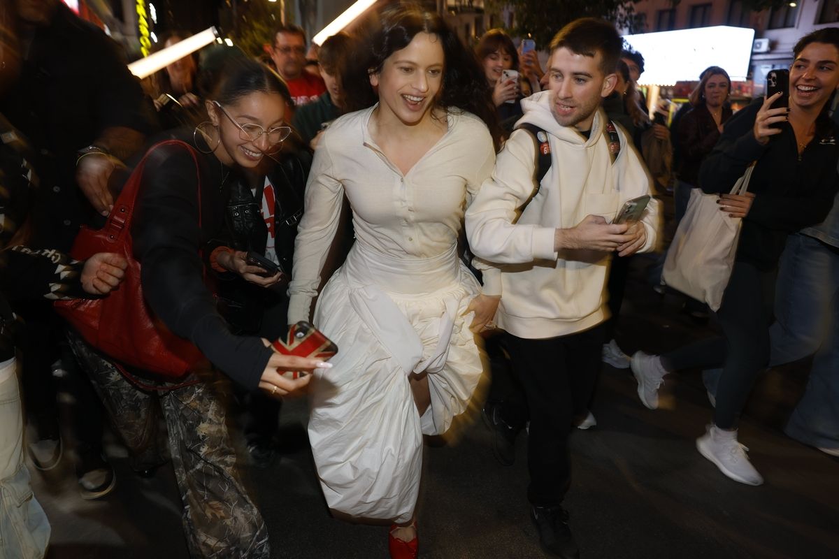 Rosalía presenta su disco en las pantallas de Callao y desaparece entre miles de fans