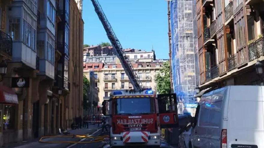 Hospitalizado tras inhalar humo a causa de un incendio en una vivienda del centro de Donostia