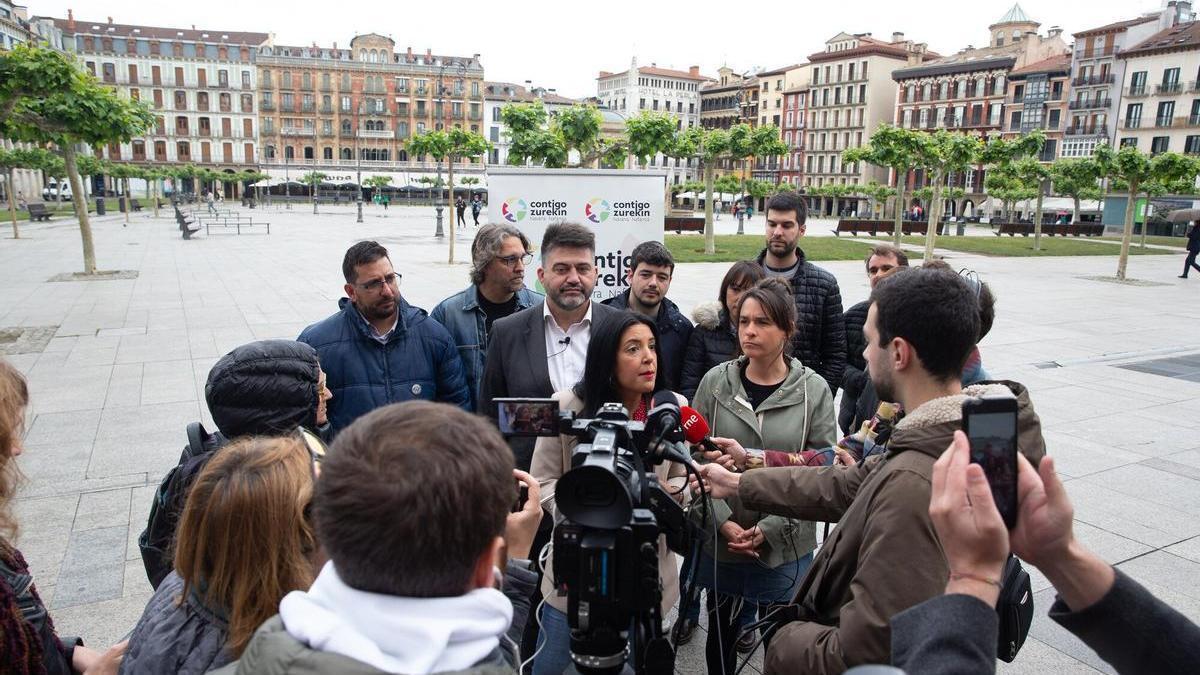 La europarlamentaria de Unidas Podemos, Idoia Villanueva, y Carlos Sánchez Mato, responsable de programa de Izquierda Unida, doctor en Economía, acompañan a los candidatos de Contigo-Navarra al Gobierno de Navarra y al Ayuntamiento de Pamplona