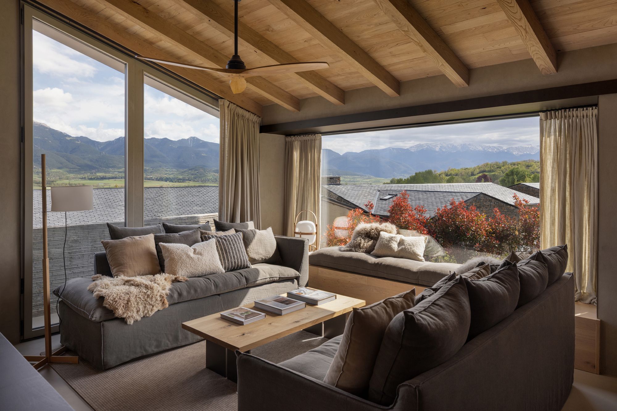 En imágenes: Una vivienda que fusiona naturaleza, lujo y sobriedad