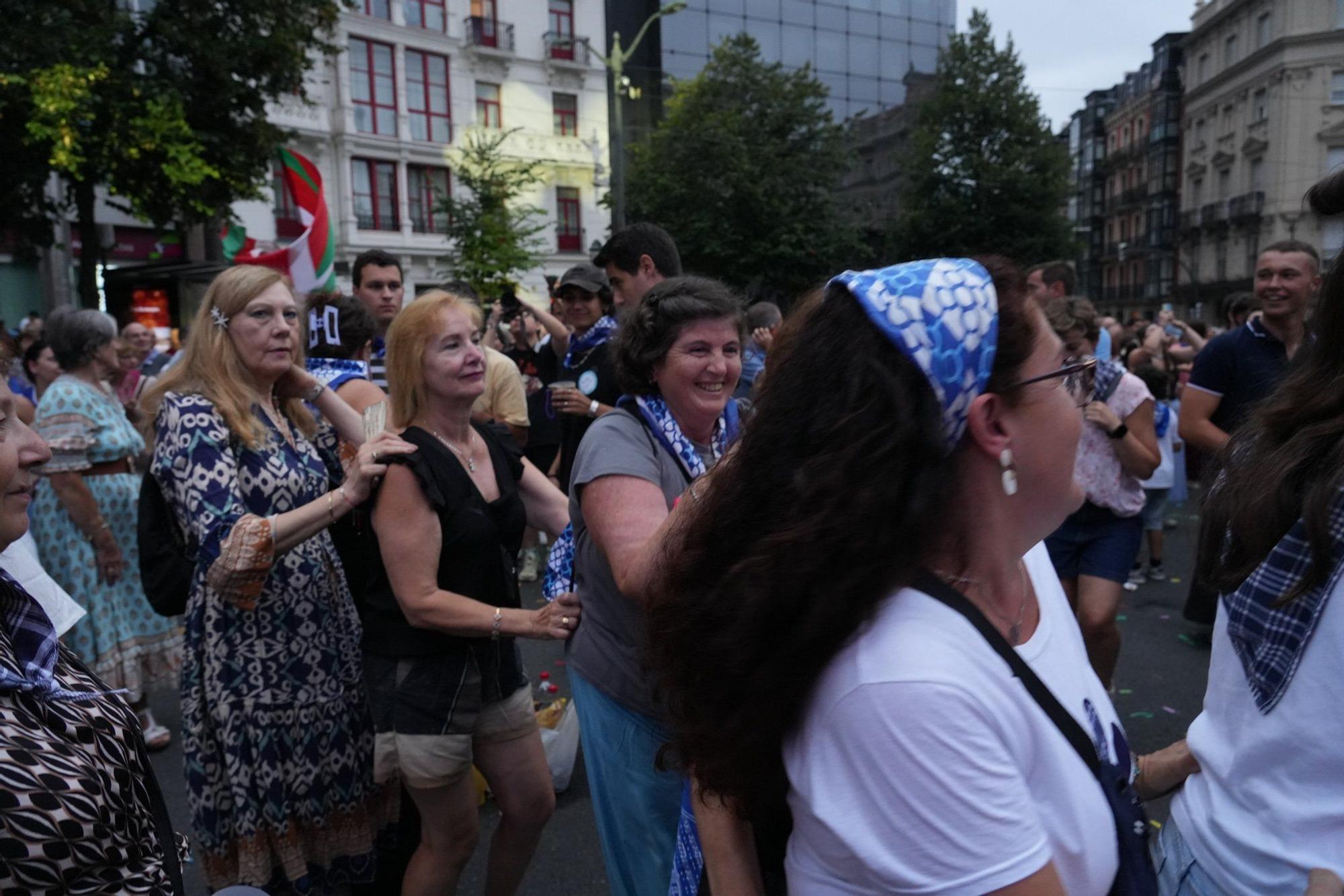En imágenes: Una romería euskaldun con boas, falda y lentejuelas para abrir la fiesta con Akerbeltz