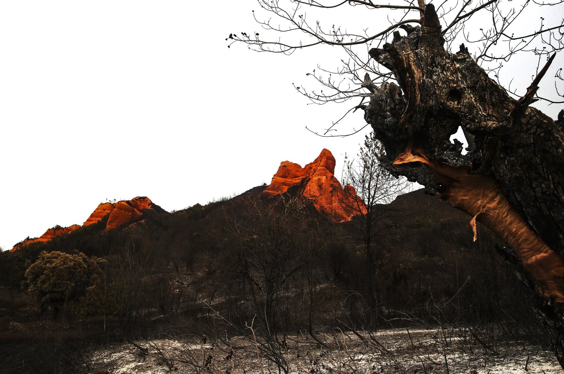 Las Médulas, arrasadas por el fuego: un paisaje desolador