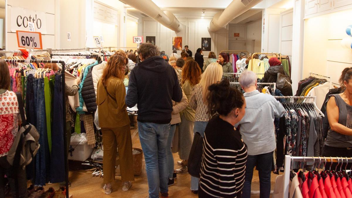 Clientes en un comercio local de Vitoria