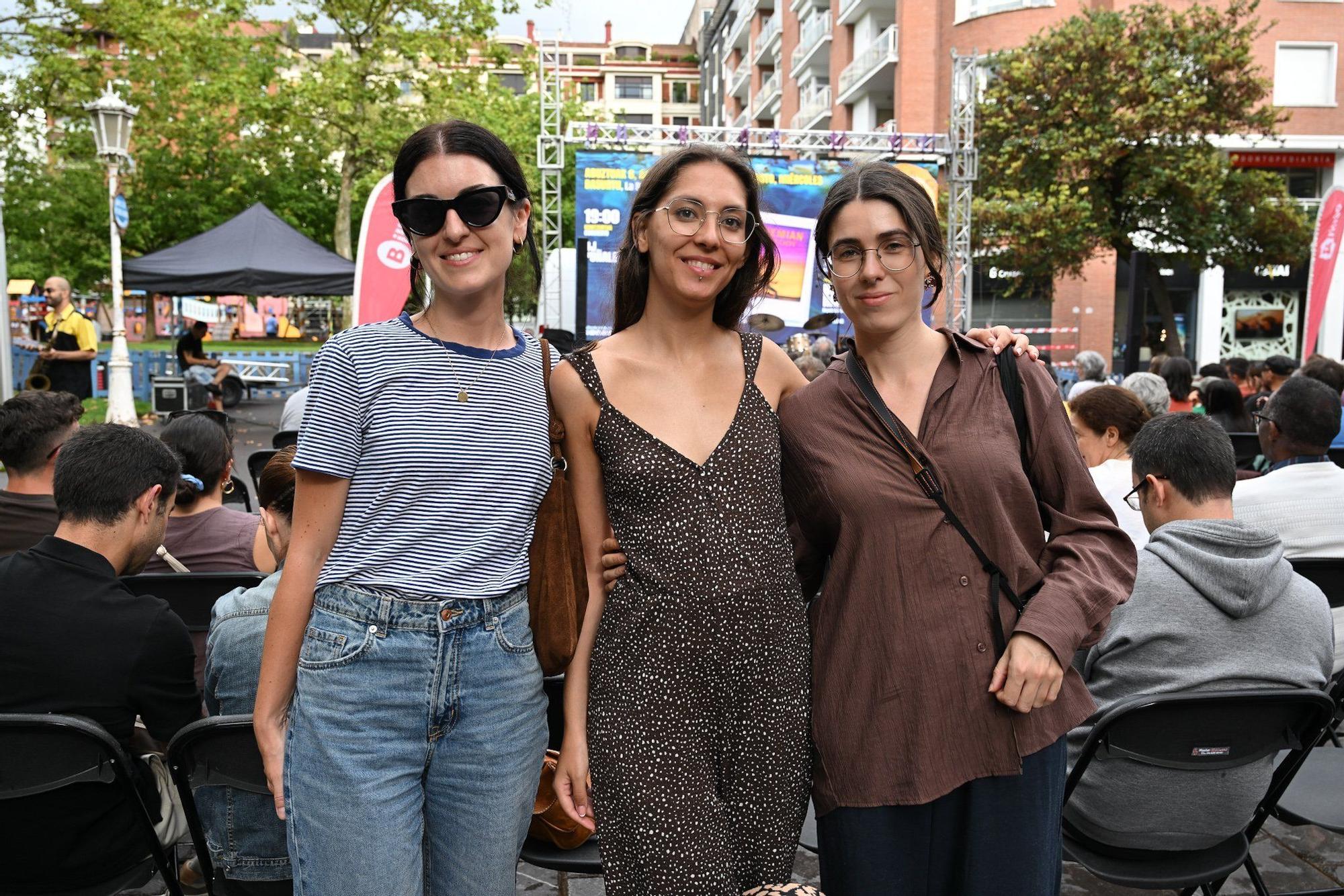 Alicia Uriel, Conce Márquez y María Muro, de Artziniega, en el concierto de Pablo Maza Quartet en el Parque de Doña Casilda.
