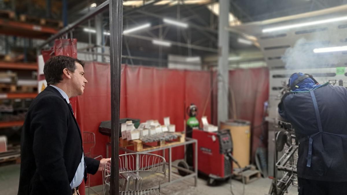 El consejero Irujo observa el trabajo de un operario que realiza una soldadura.