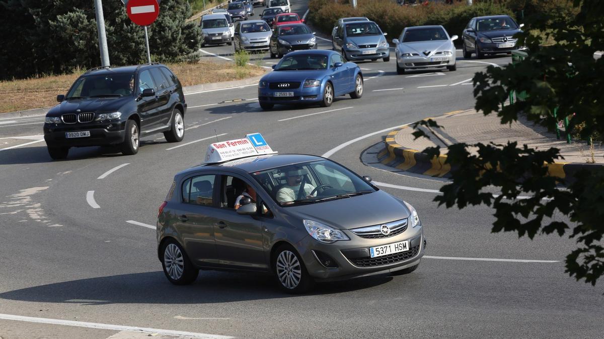 Un coche de autoescuela circula por Pamplona.