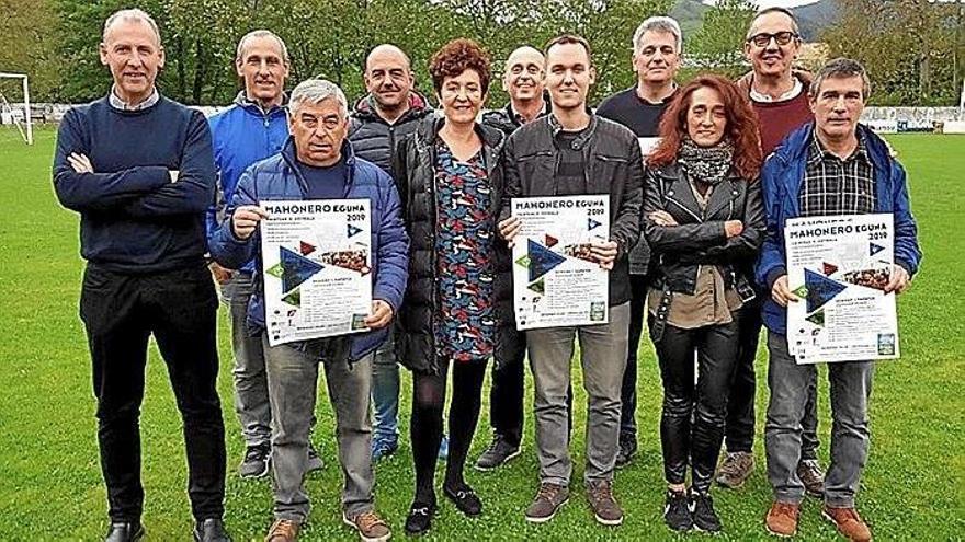 Miembros de la directiva con el cartel anunciador de los actos.