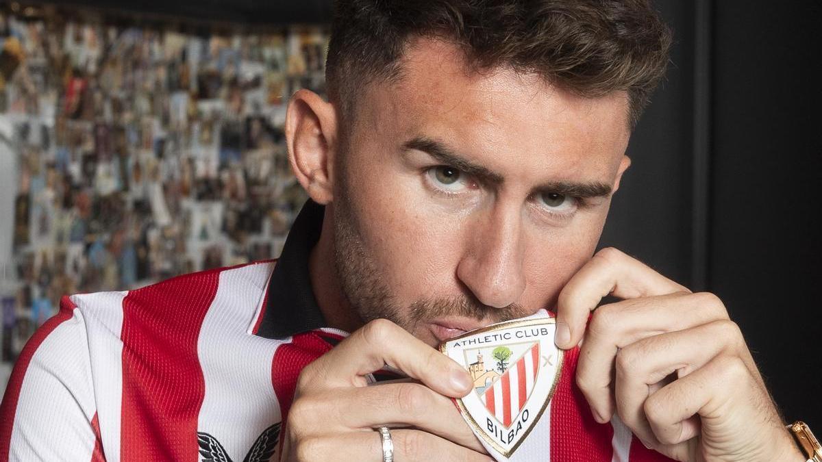 Aymeric Laporte besa el escudo del Athletic