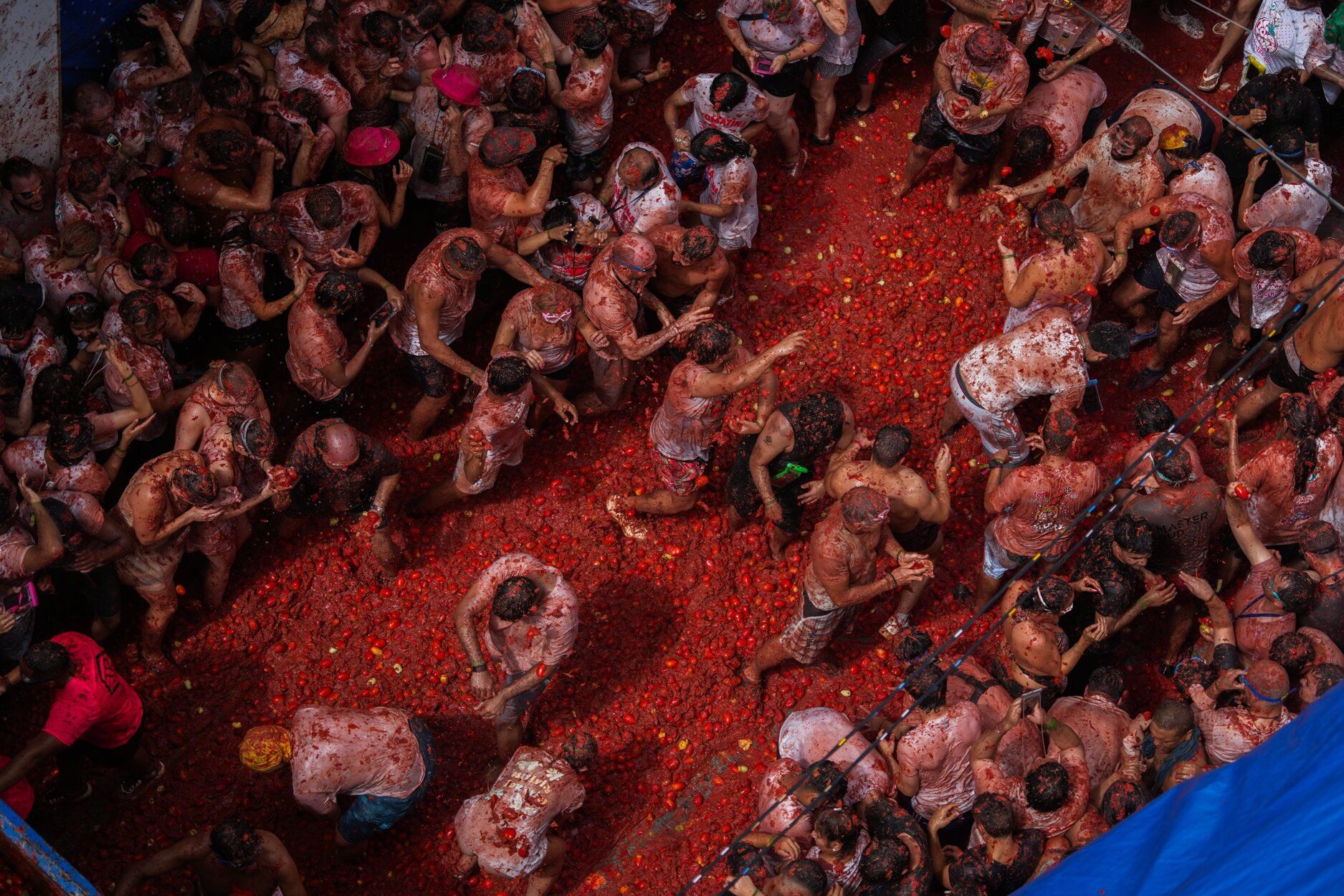 En fotos: Buñol  se sacude a tomatazos la conmoción de la dana