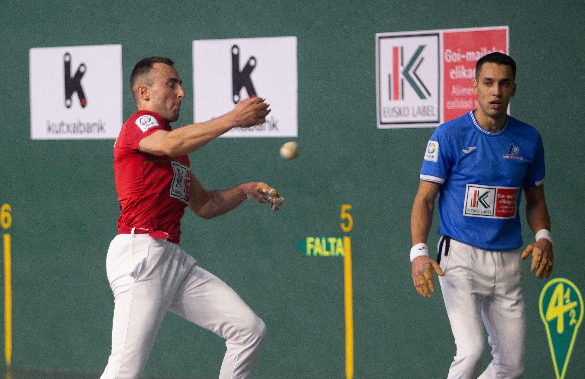 Joanes Bakaikoa gana su primer punto de la liguilla de cuartos de final del Cuatro y Medio ante Javier Zabala en Lekunberri.