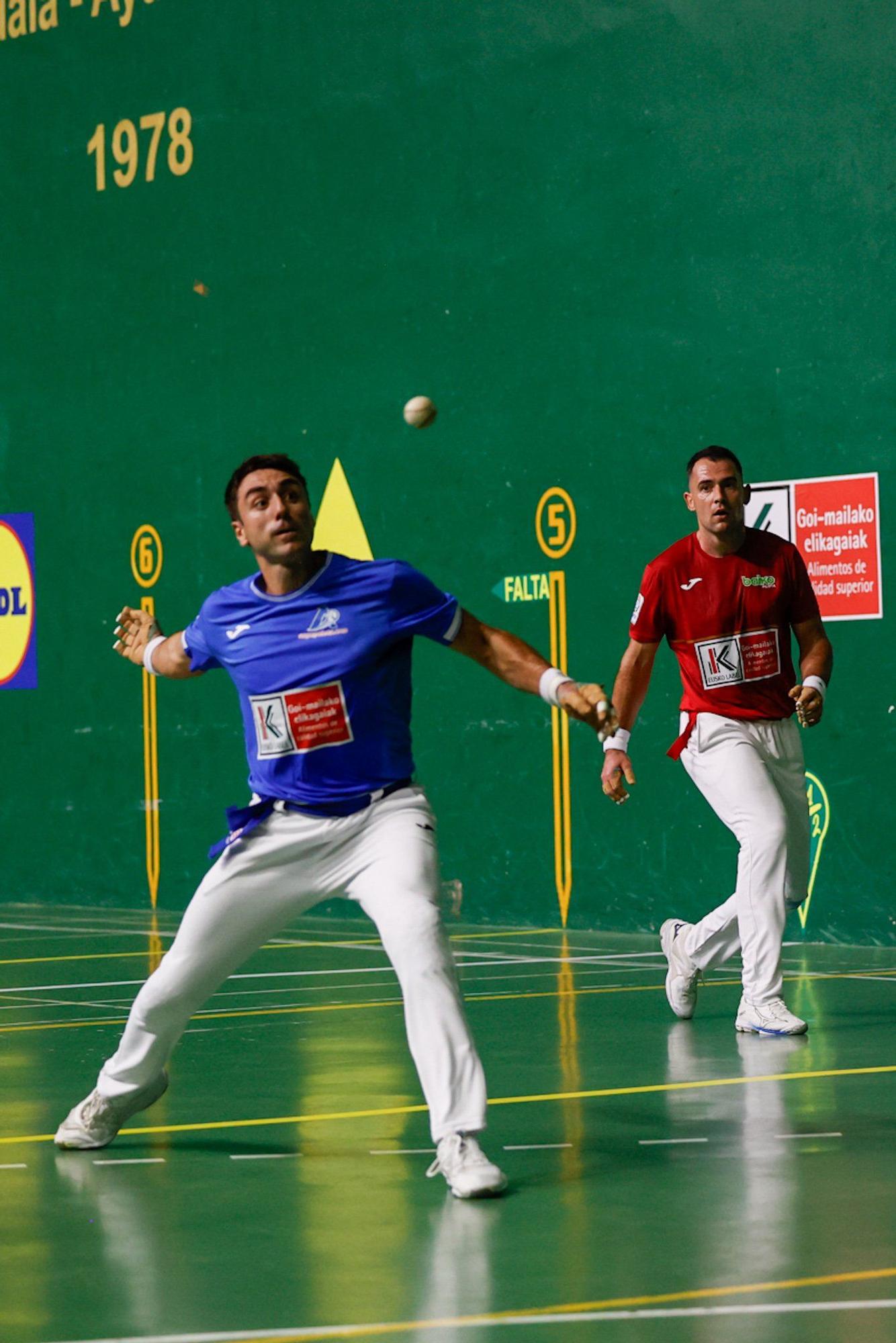 Erik Jaka vence a Peio Etxeberria en Atarrabia en los cuartos de final del Cuatro y Medio.
