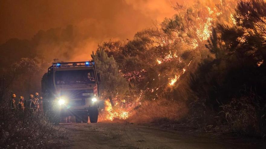 La UME trabaja para extinguir el incendio en Ávila
