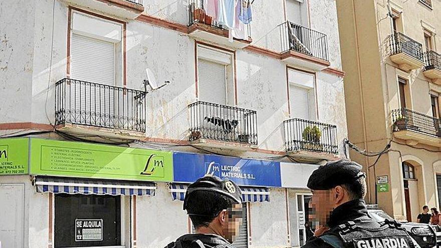 Agentes de la Guardia Civil...