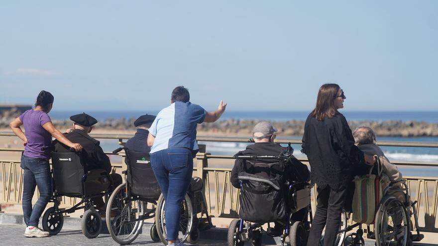 Familiares de personas con dependencia de Gipuzkoa denuncian falta de apoyo al ejercer la guarda