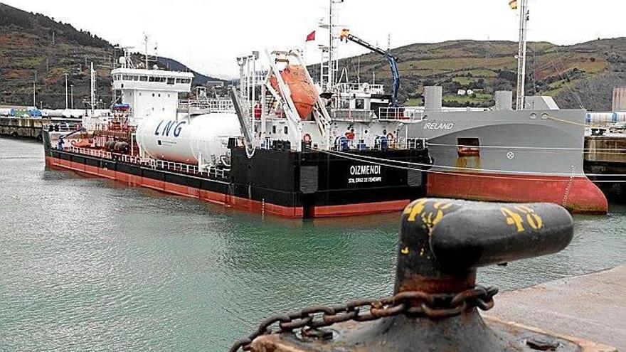 Primera carga de gas natural licuado de barco a barco