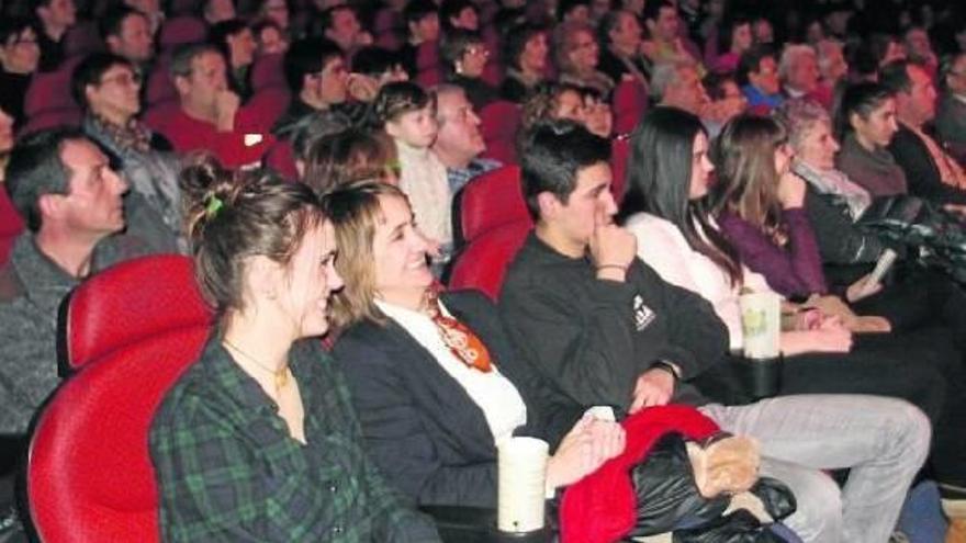 El público asistente a un evento reciente en la sala principal de los cines Los Llanos.