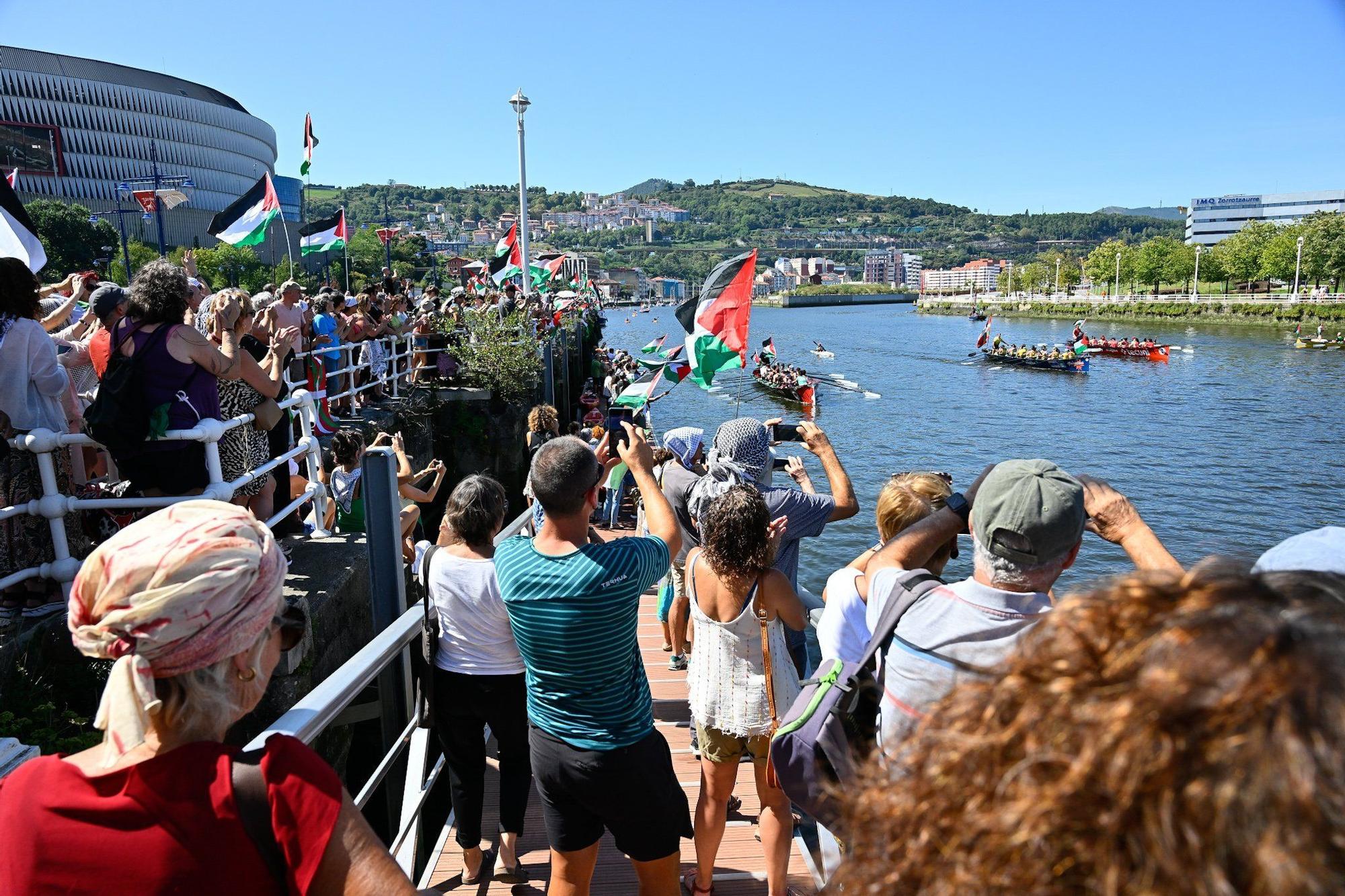 En imágenes: marcha marítima por la ría en solidaridad con Palestina desde Santurtzi