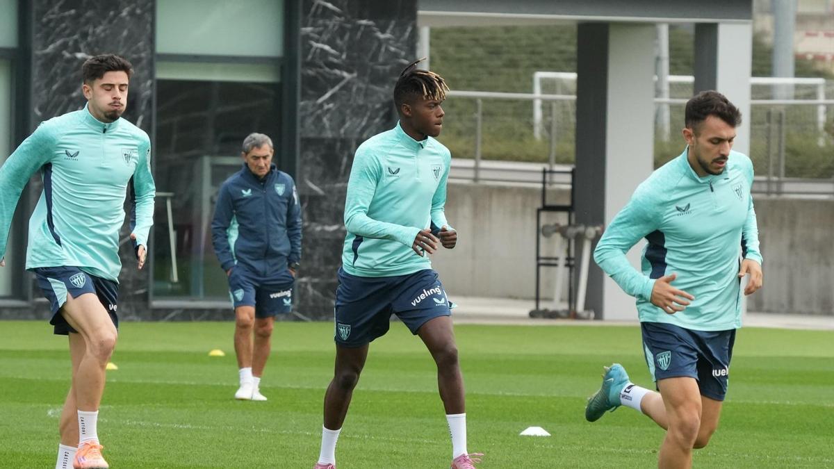 Nico Williams entrena junto a sus compañeros en Lezama.