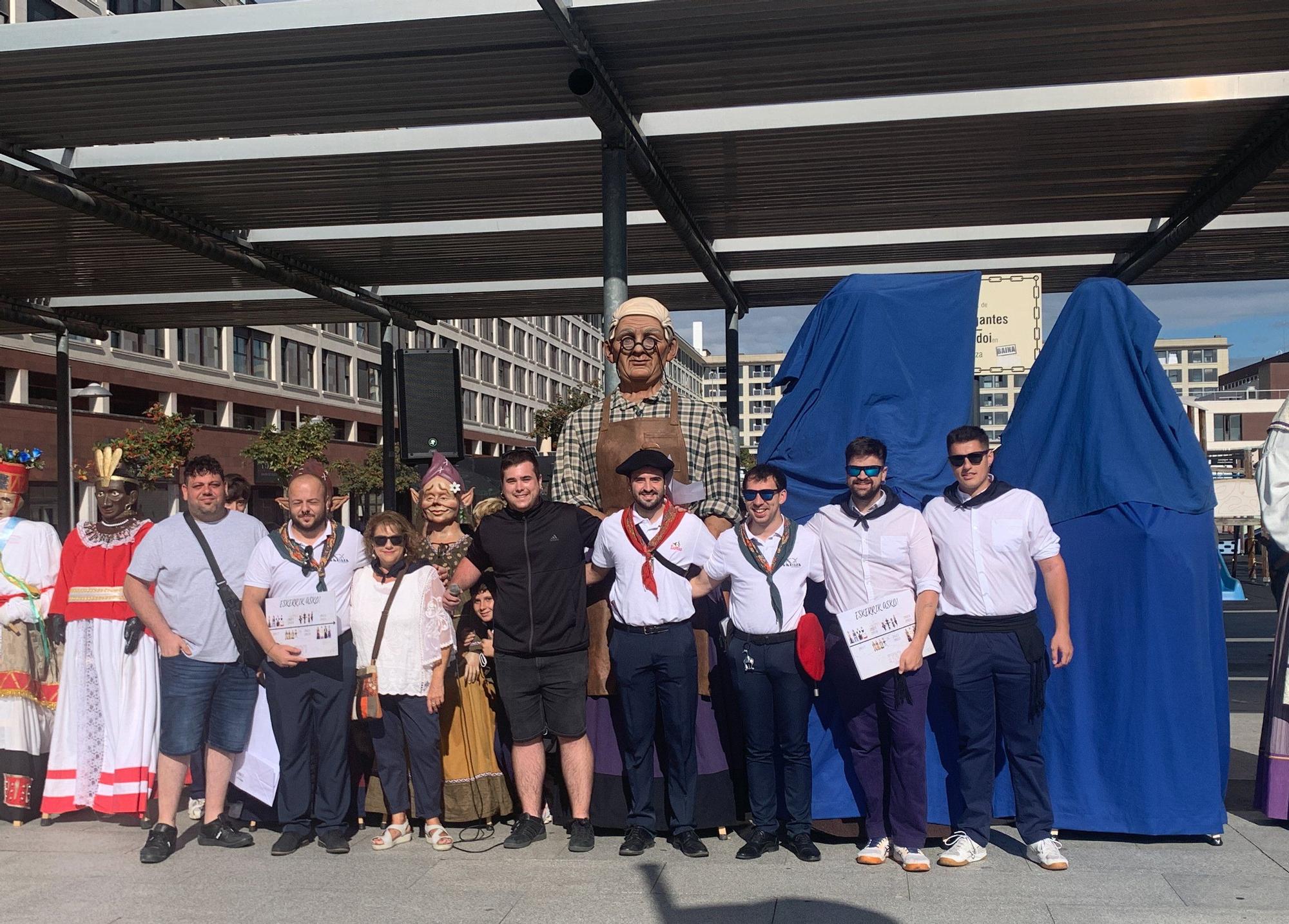 Presentación de los nuevos gigantes de Buztintxuri
