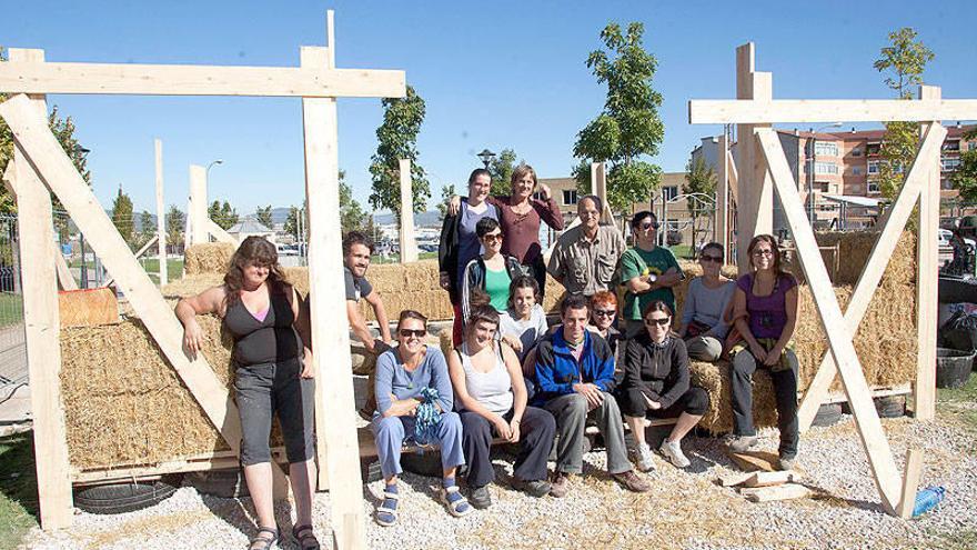 Los asistentes al curso posan ante el edificio que están construyendo en la entrada del Parque de los Sentidos, junto a Lorenea.