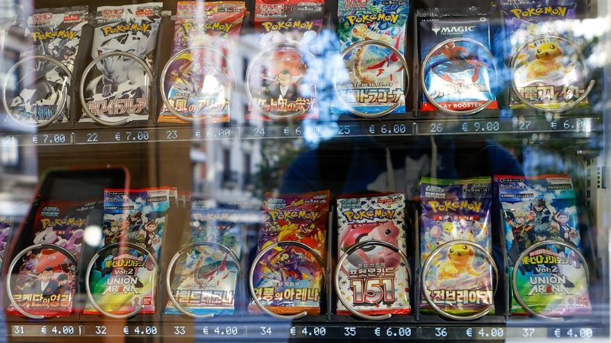 Condenan a un hombre por estafar dos millones de dólares con cartas falsas de Pokémon