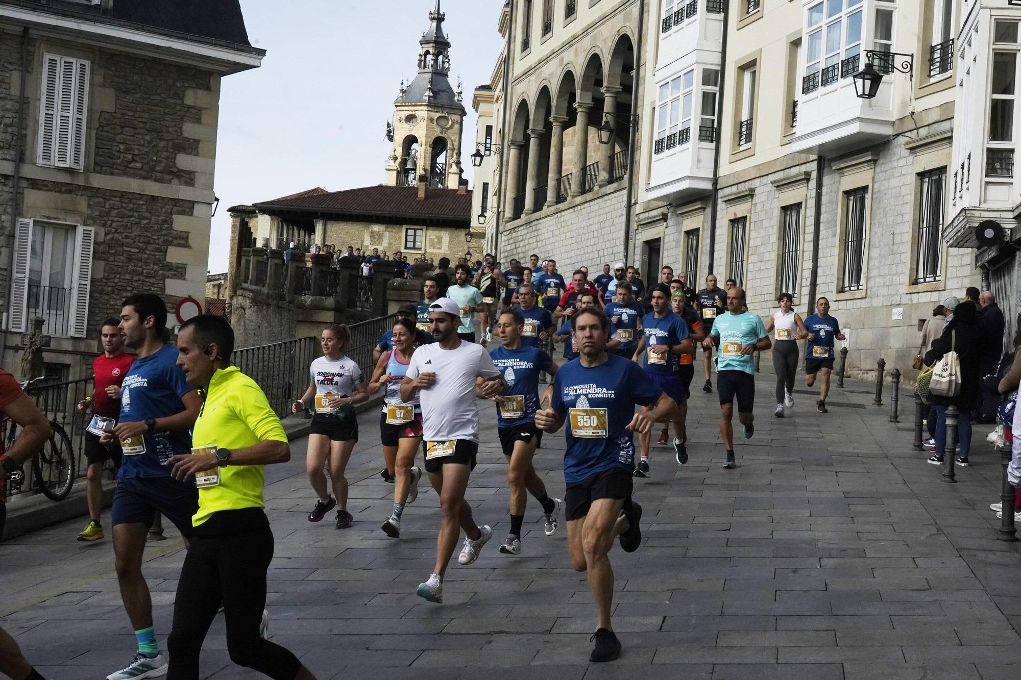 En imágenes: Miles de personas conquistan la Almendra de Gasteiz