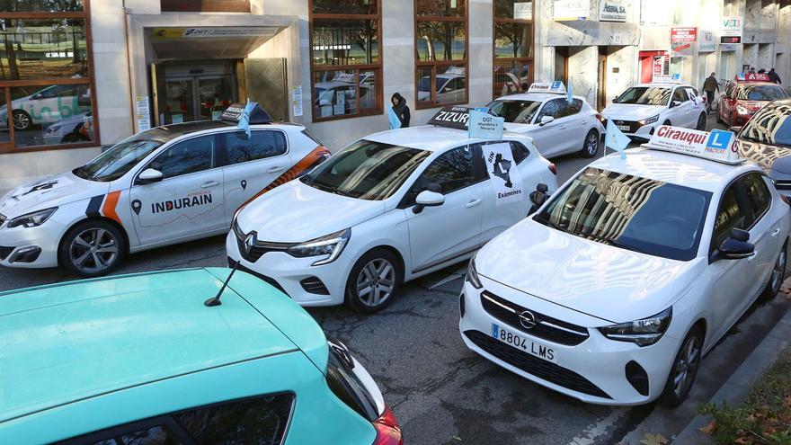 Las autoescuelas vuelven a movilizarse por los retrasos para sacarse el carné de conducir