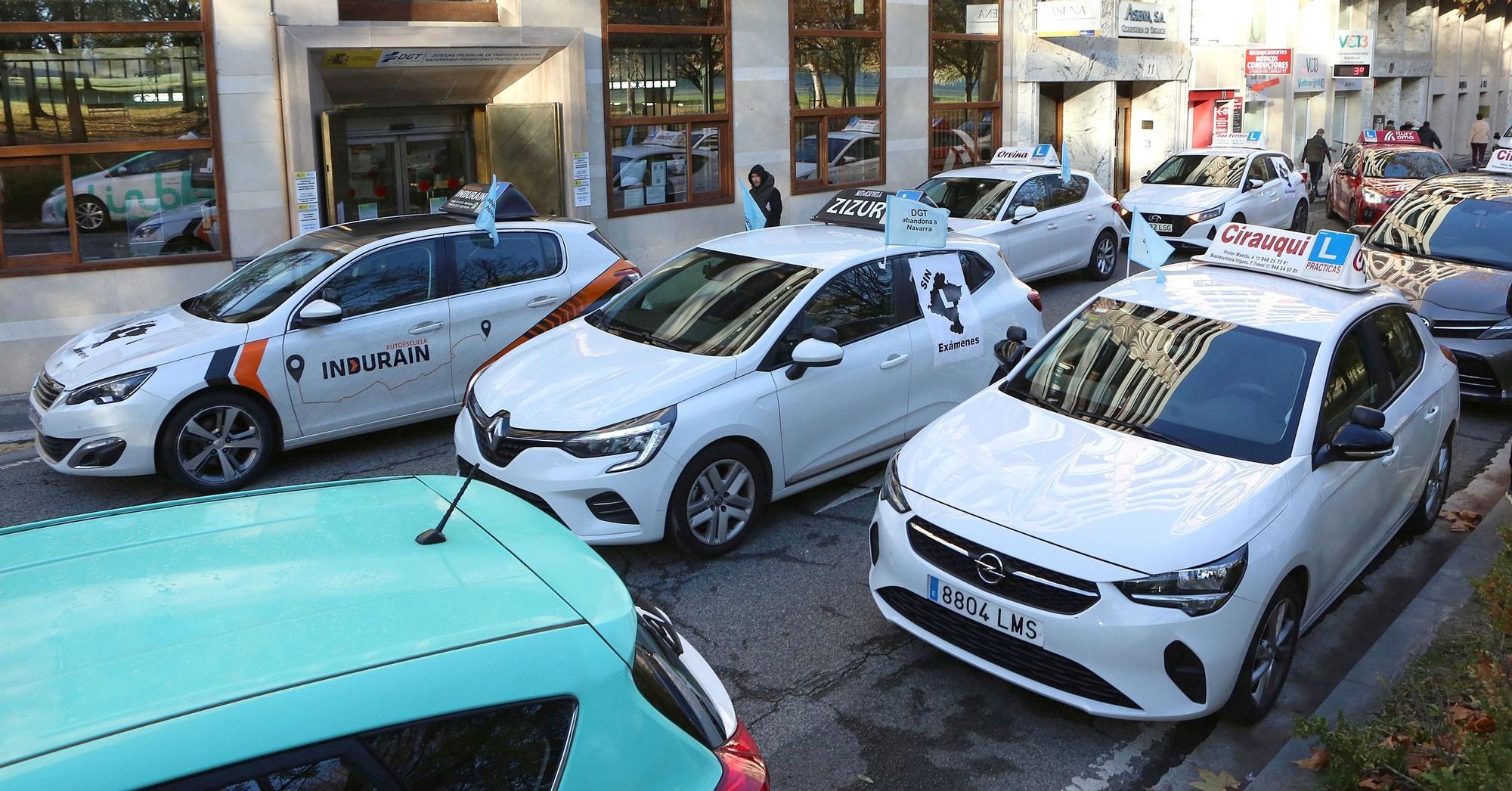 Fotos de la marcha de coches de autoescuelas en protesta por la falta de examinadores