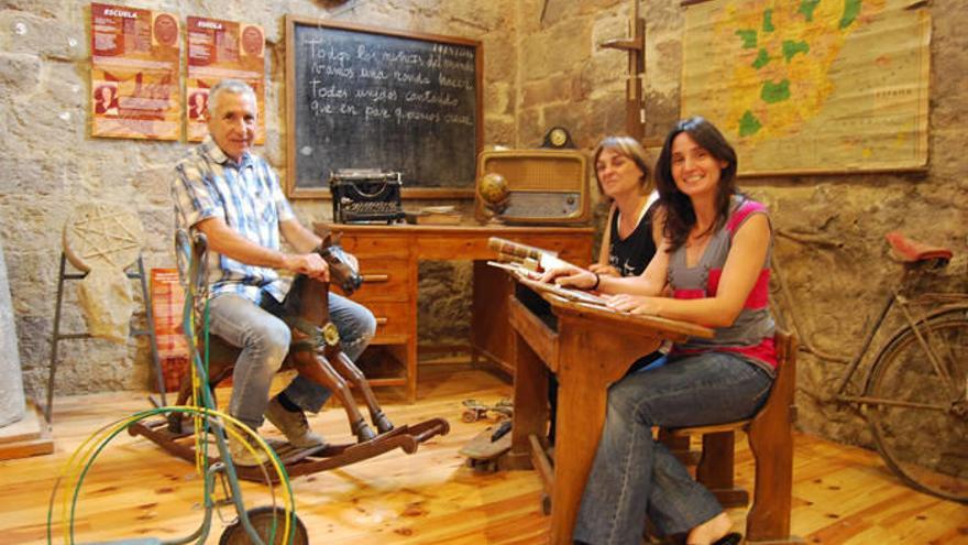 Félix Lizarraga, Charo Begué y Marta Bidador ocupan con satisfacción el &#039;txoko&#039; de la escuela de su esmerada muestra en la iglesia de Lizoáin.