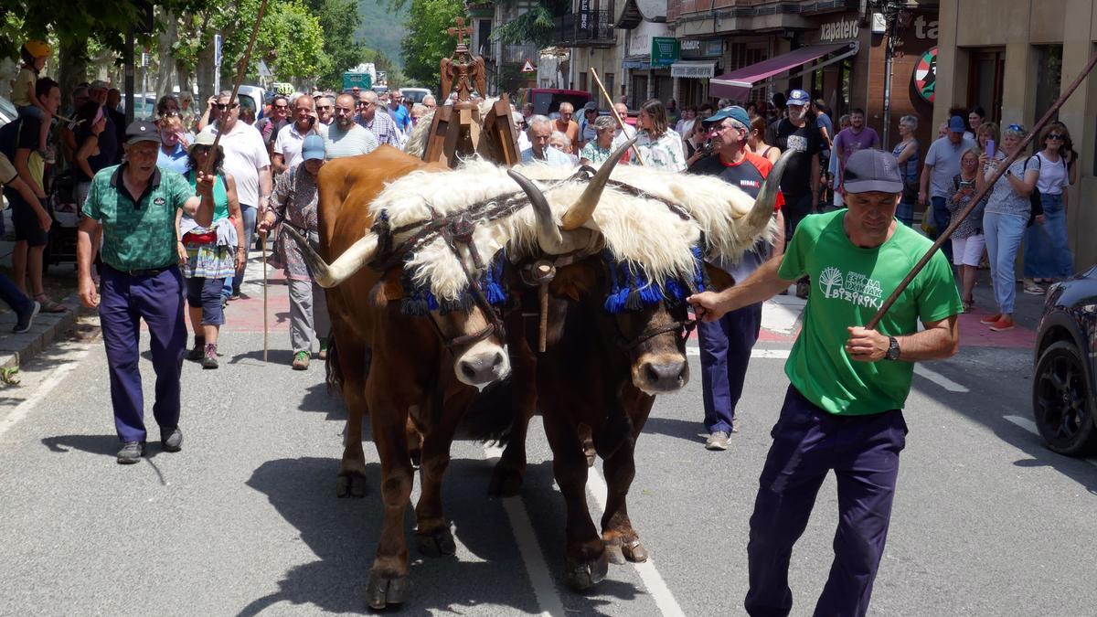 Llegada de la réplica de la puerta de San Miguel a Etxarri Aranatz camino de Aralar.