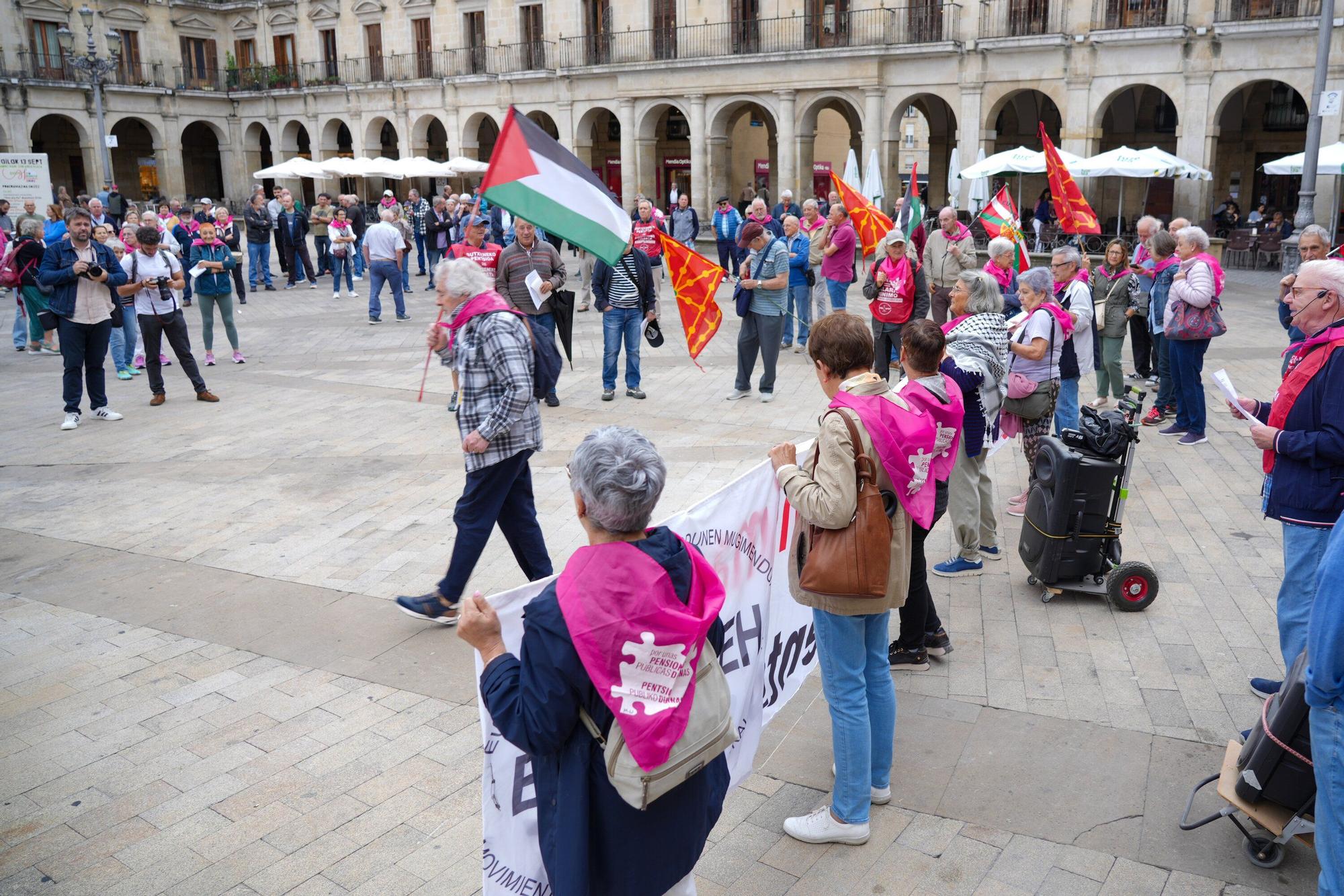 En imágenes: Los pensionistas retoman sus concentraciones en Vitoria