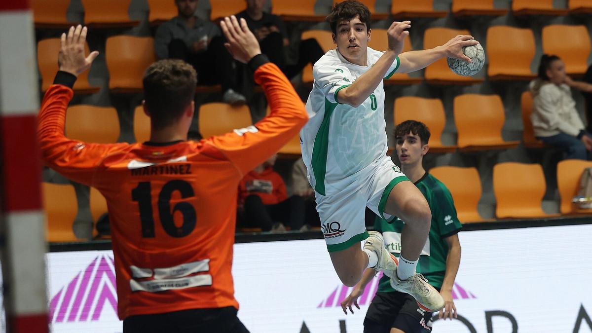 El navarro Adrián Glaría, en el partido entre Anaitasuna y Puerto Sagunto.