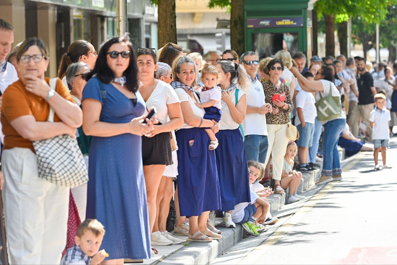 Gran ambiente en el desfile de la Euskal Jira de Irun
