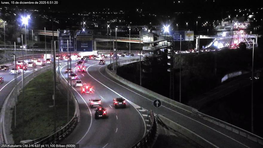Retenciones en la BI-30 en Erandio, en dirección Galdakao, por la avería de un autobús