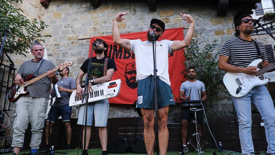 A ritmo de Kumbialari: el directo más bailable del Caballo Blanco