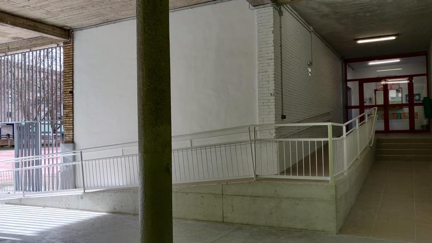 El colegio Nicasio Landa de Etxabakoitz estrena rampa de acceso
