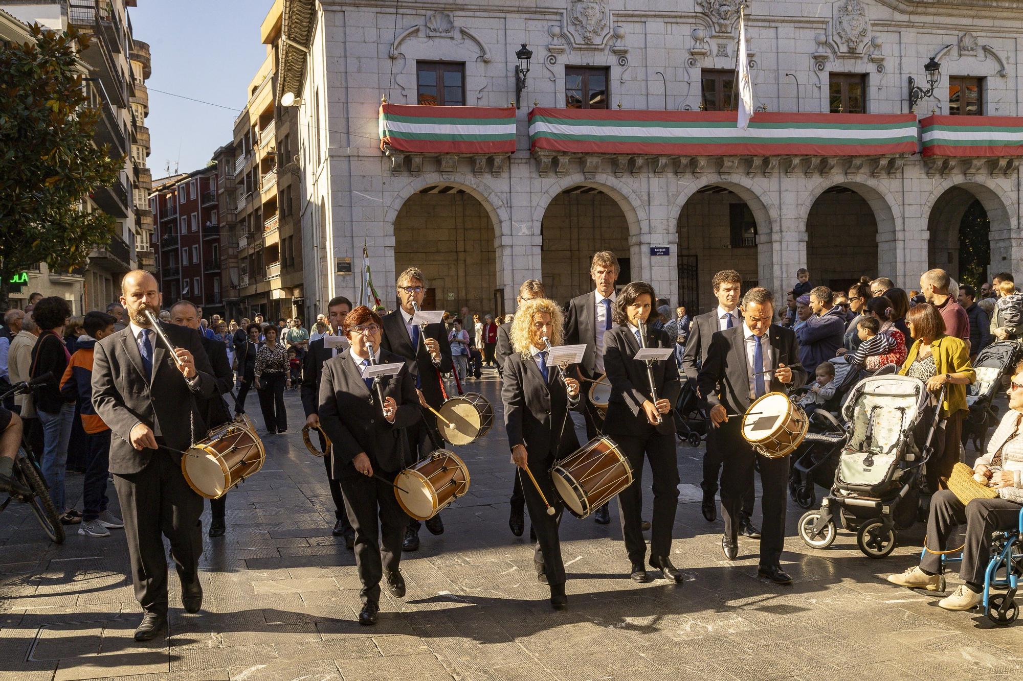 Elgoibar baila al ritmo de las espadas de la celebración de la Virgen del Rosario