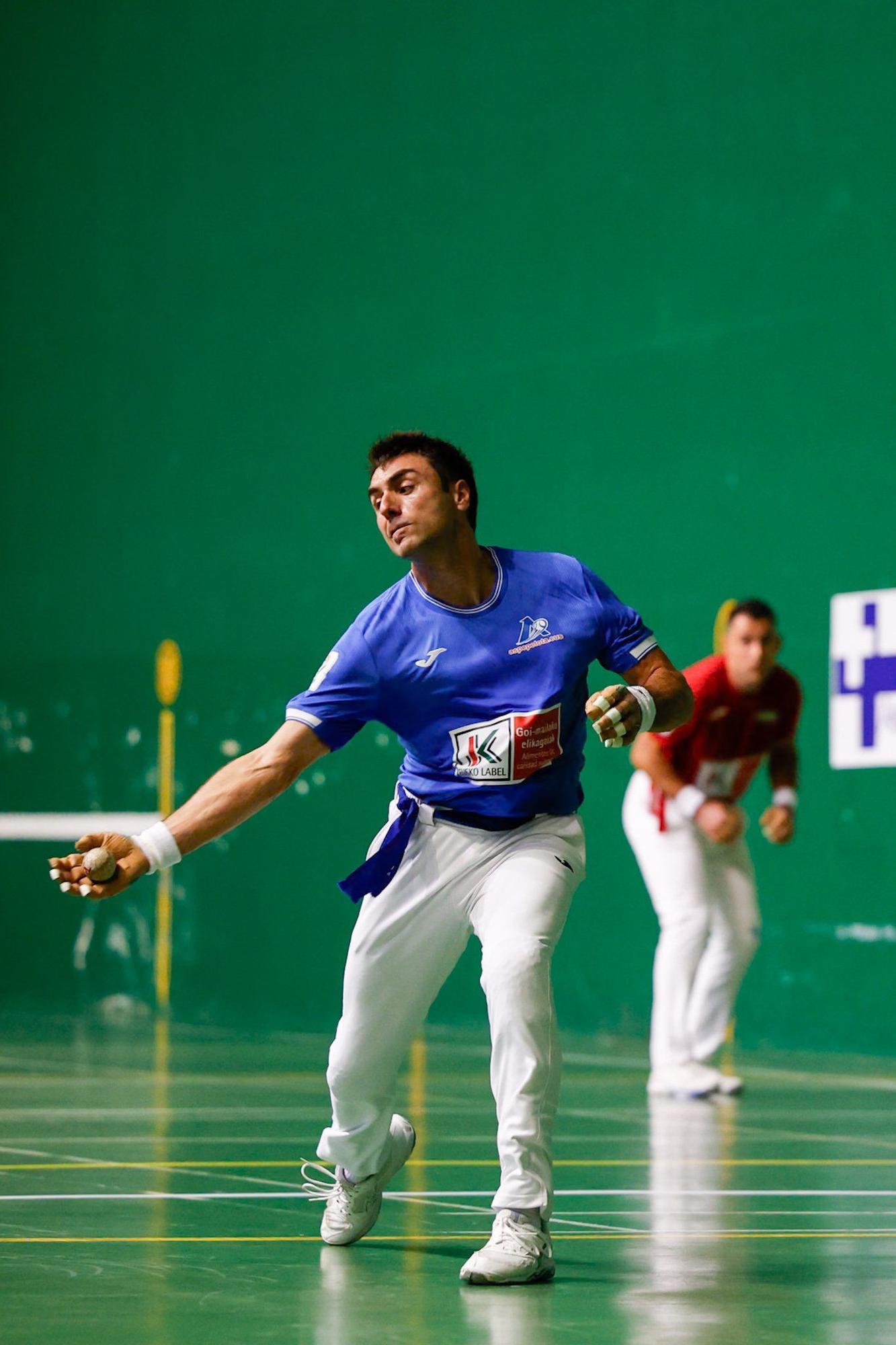 Erik Jaka vence a Peio Etxeberria en Atarrabia en los cuartos de final del Cuatro y Medio.