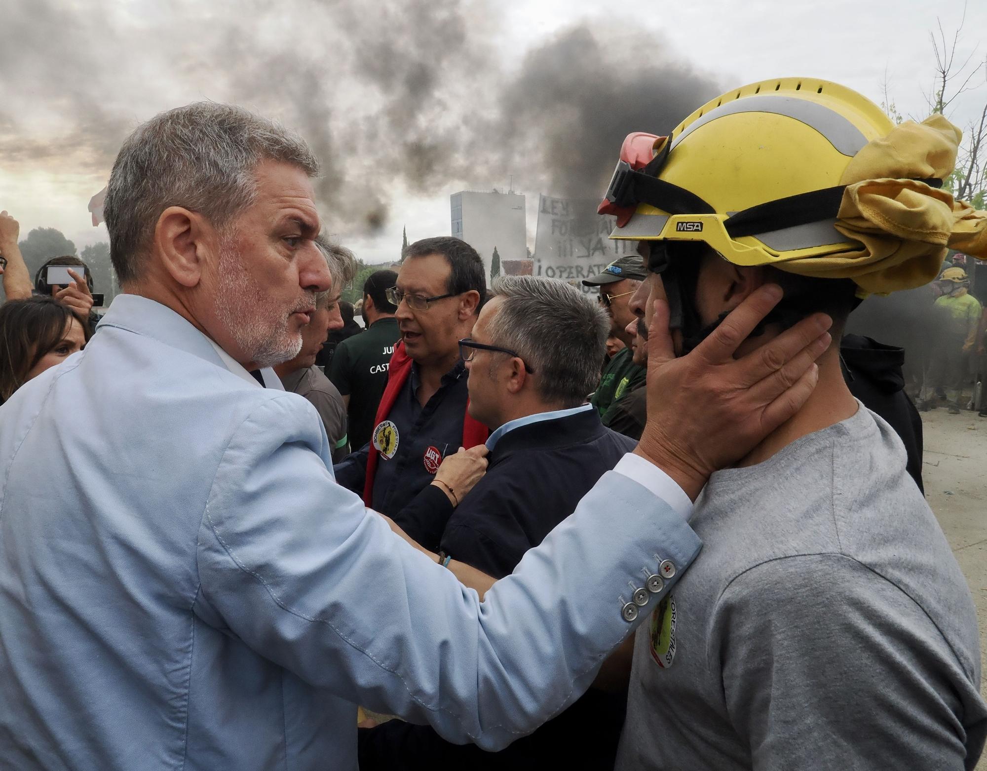Bomberos forestales protestan frente a las Cortes de Castilla y León durante la comparecencia de Mañueco