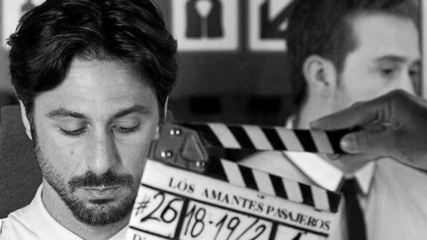 Hugo Silva y Javier Cámara, durante el rodaje de &#039;Los amantes pasajeros&#039;.