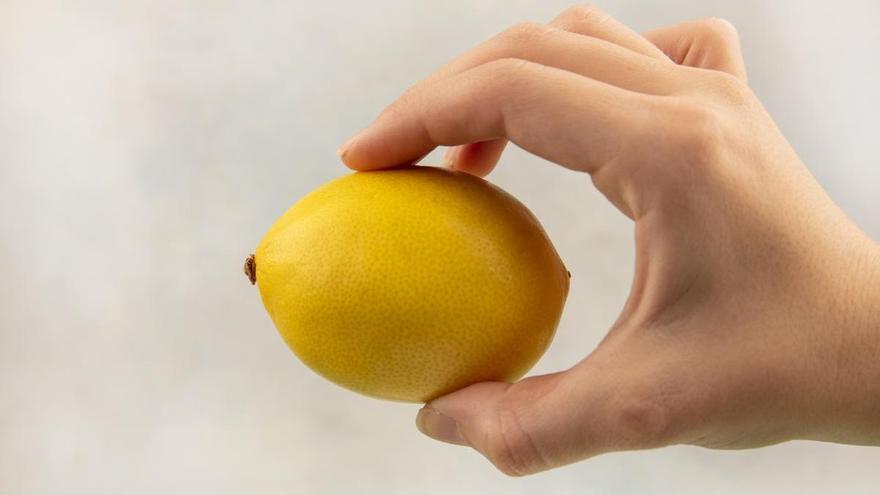 Por qué no deberías guardar el limón en la nevera