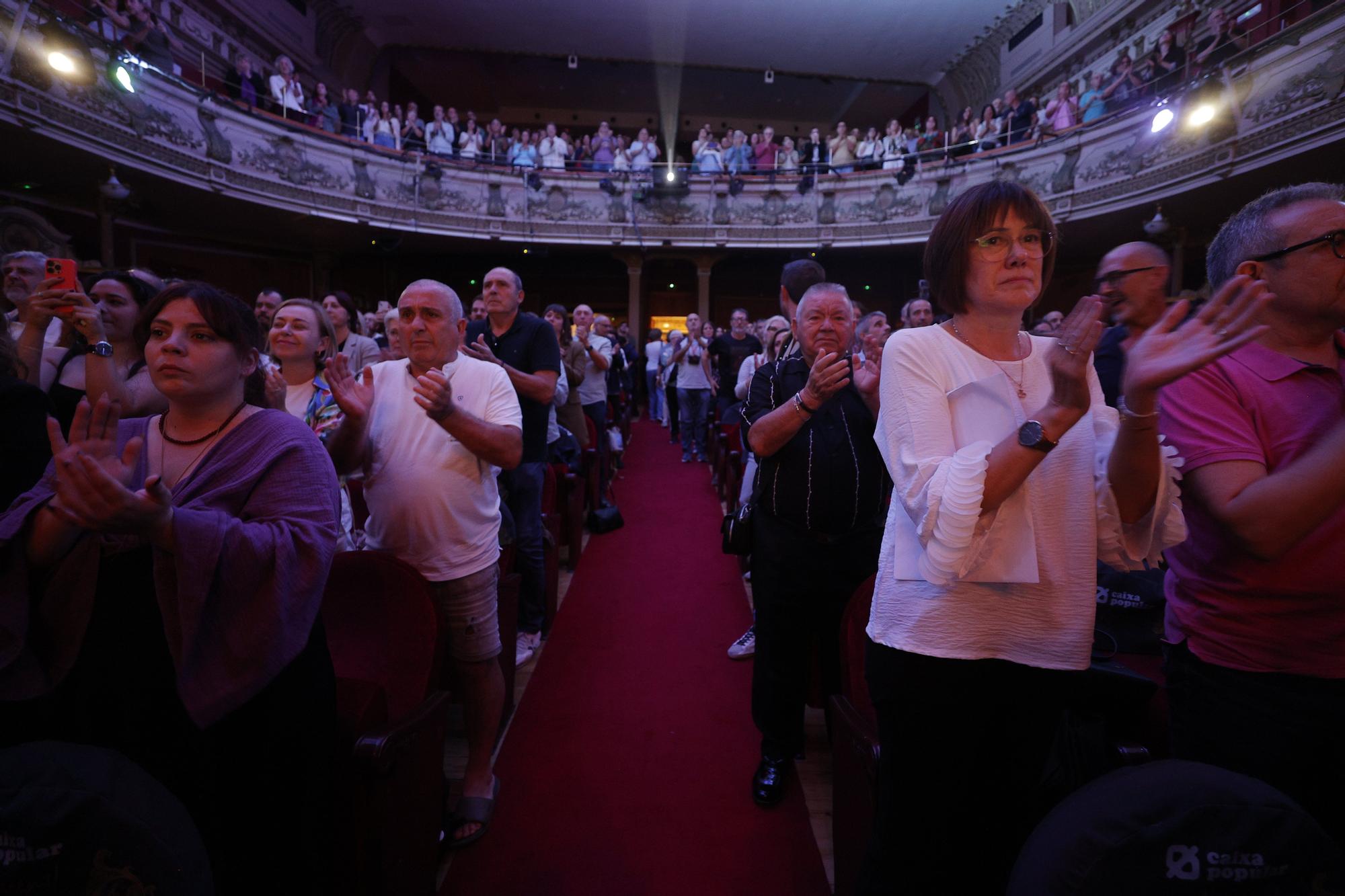 Las asociaciones de víctimas de la dana llenan un teatro de música y poesía para homenajear a sus fallecidos