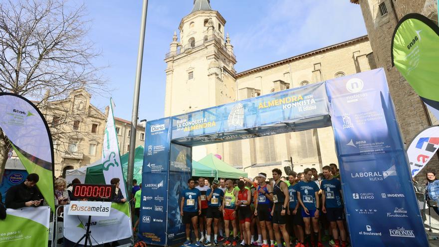 En imágenes: Buen tiempo y buen ambiente en la Conquista de la Almendra (¡Búscate en las fotos!)