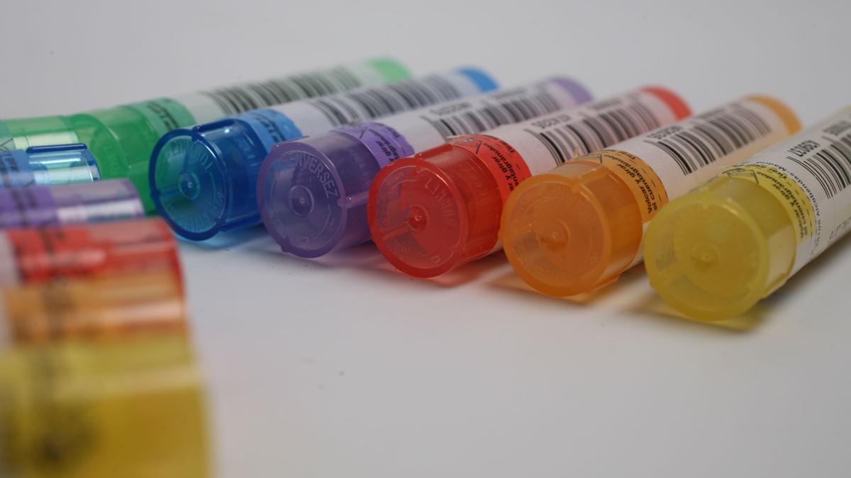 Varios botes de tratamientos de homeopatía